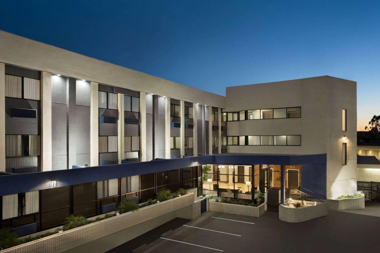 Hotel Baymont By Wyndham Monterey Park Exterior foto